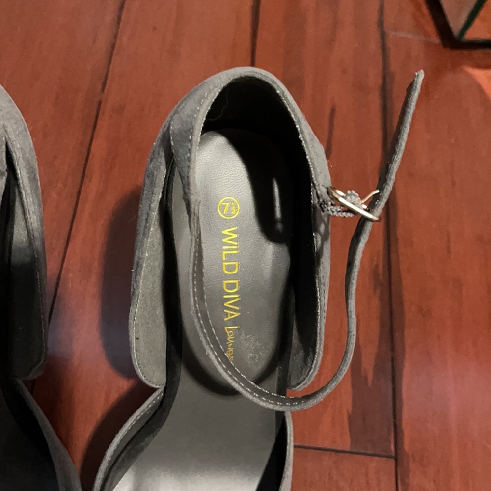 3 1/2 in. Black & grey high heels - Picture 4 of 6